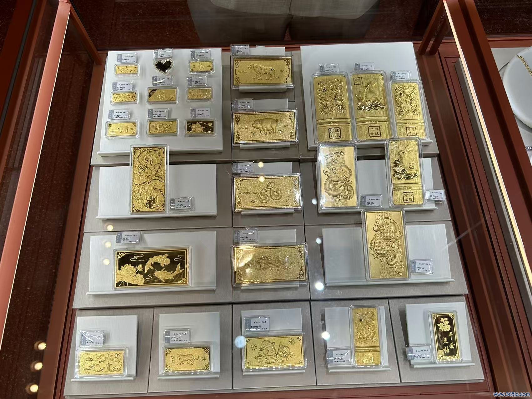 金店内的投资金条。（图源：时期财经 阿力米热/摄）